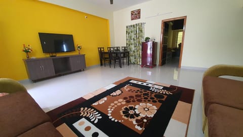 Tirupati Homestay - 2BHK AC Family Apartments near Alipiri and Kapilatheertham - Walk to A2B Veg Restaurant - Super fast WiFi - Android TV - 250 Jio Channels - Easy access to Tirumala Copropriété in Tirupati
