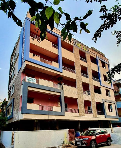 Tirupati Homestay - 2BHK AC Family Apartments near Alipiri and Kapilatheertham - Walk to A2B Veg Restaurant - Super fast WiFi - Android TV - 250 Jio Channels - Easy access to Tirumala Copropriété in Tirupati