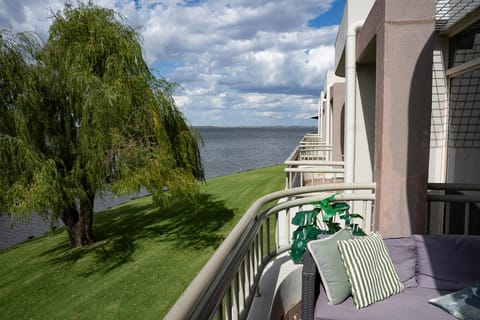 Balcony/Terrace, Lake view