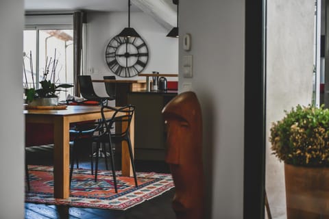 Kitchen or kitchenette, Seating area