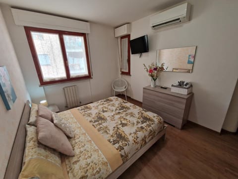 Bed, TV and multimedia, Bedroom, wardrobe, air conditioner