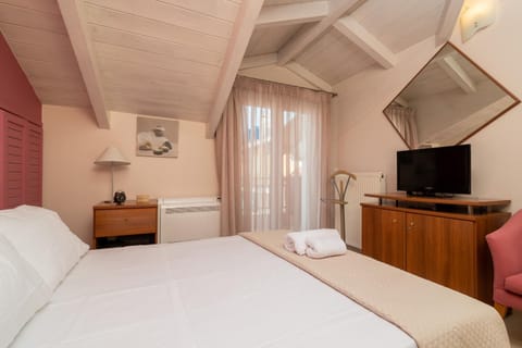 Bed, TV and multimedia, Balcony/Terrace, Bedroom