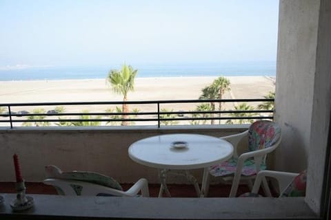 Motril primera línea de playa, 3 habitaciones, terraza sobre el mar, 4º SIN ASCENSOR Apartment in Costa Tropical