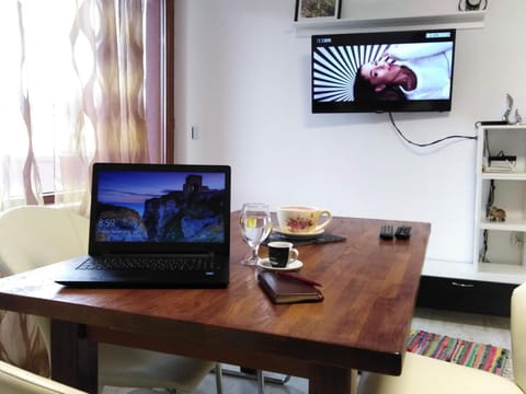 TV and multimedia, Coffee/tea facilities, Food and drinks, Dining area, Evening entertainment, Food