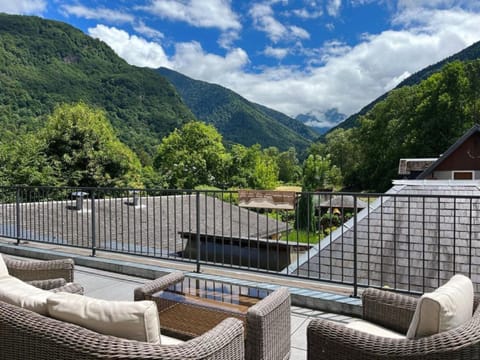 Balcony/Terrace, Mountain view