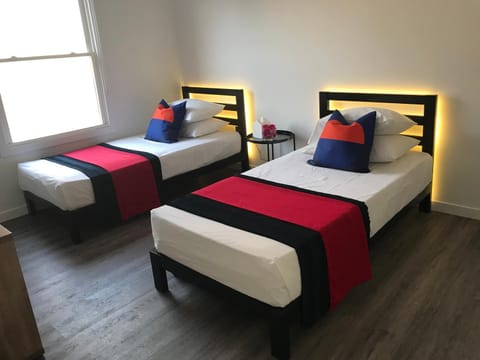 Modern GuestHouse Ironbound Newark with KITCHEN-FastTrainToNYC-OneStopToAirport Bed and Breakfast in Kearny