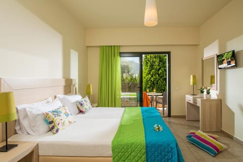 Photo of the whole room, Bedroom, Garden view, Pool view