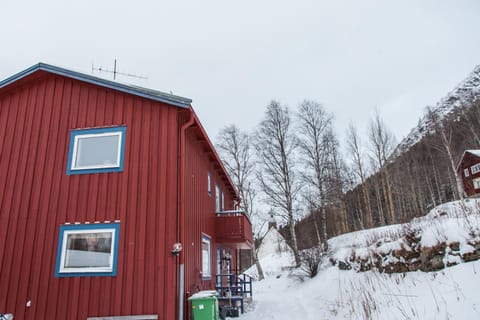 Facade/entrance, Area and facilities