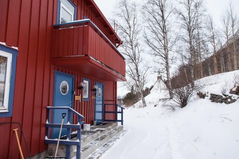 Facade/entrance, Area and facilities