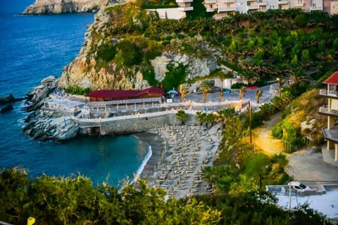 Restaurant/places to eat, Neighbourhood, Natural landscape, Bird's eye view, Beach