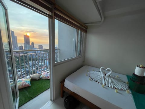 Bed, View (from property/room), Balcony/Terrace, City view