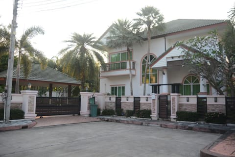 4 Bedroom Beachfront Pool House House in Pattaya City