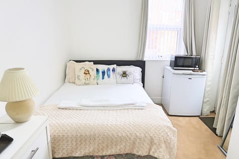 Whitburn Guest House About 7 mins Walk To The City Free Internet TV Chambre d’hôte in Doncaster