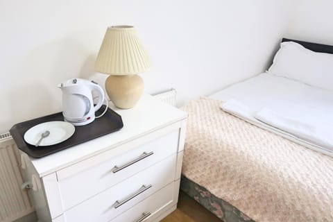 Whitburn Guest House About 7 mins Walk To The City Free Internet TV Bed and Breakfast in Doncaster