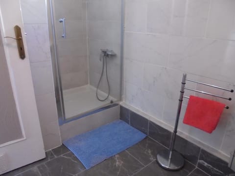 CHAMBRES Climatisées Confort,WIFI, GARE TGV,parking,pt dejeuner Vacation rental in Perpignan