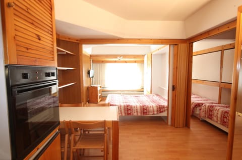 Bed, Kitchen or kitchenette, Living room, Dining area