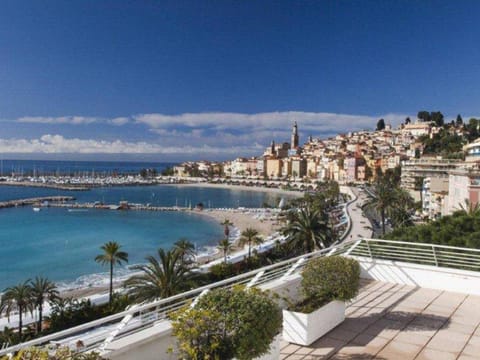 Grand 2P avec Parking et Terrasse, Piscine sur le Toit, Proche des Plages à Menton - FR-1-196-172 Apartment in Menton