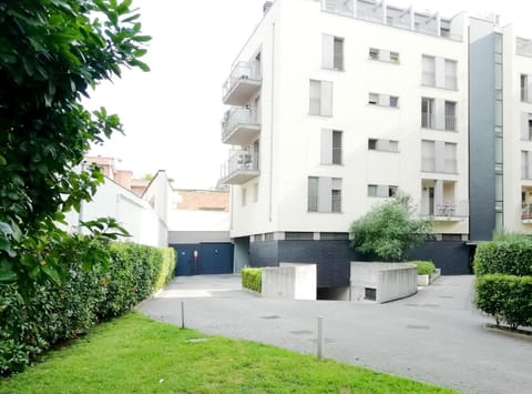Property building, Facade/entrance, Garden