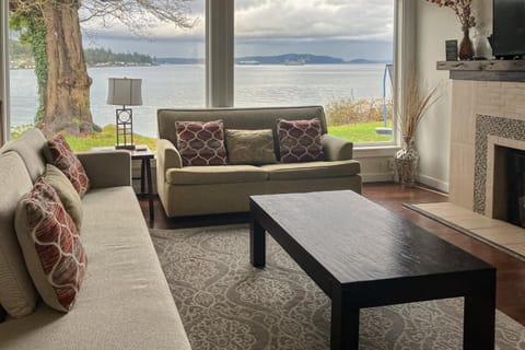 Bay Street Oasis House in Puget Sound