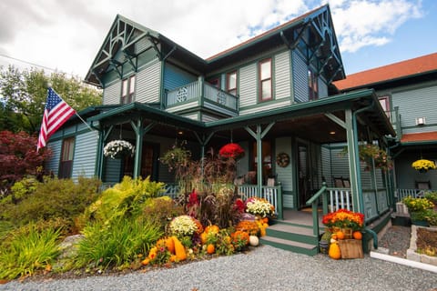 Property building, Facade/entrance, Garden, Balcony/Terrace, Autumn