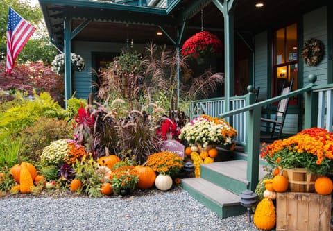 Facade/entrance, Decorative detail, Autumn