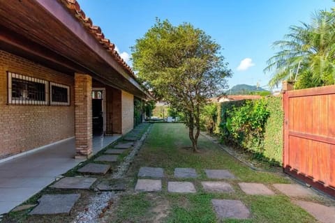 BH4 · BH4: CASA COM PISCINA AO LADO DA PRAIA GRANDE Villa in Ubatuba