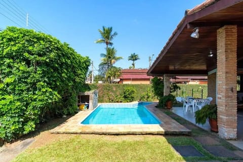 BH4 · BH4: CASA COM PISCINA AO LADO DA PRAIA GRANDE Villa in Ubatuba