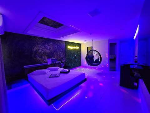 Bed, TV and multimedia, Photo of the whole room, Evening entertainment, Bedroom