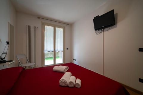 Bed, TV and multimedia, Photo of the whole room, Bedroom, towels