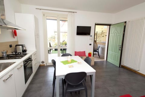 TV and multimedia, Coffee/tea facilities, Kitchen or kitchenette, Living room, Seating area, Dining area, dishwasher, minibar, oven, pet friendly, stove, toaster