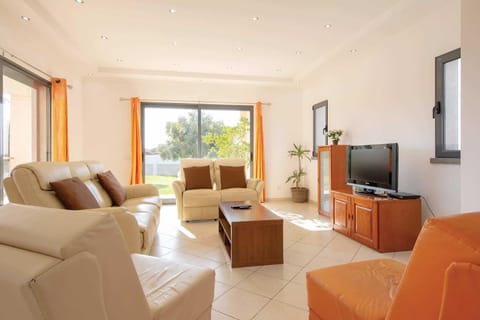 Villa Ruana - 5 bedrooms on Suite- Free out door Hot Jacuzzi - By Bedzy Villa in Guia