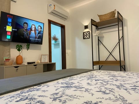 Bed, TV and multimedia, Photo of the whole room, Bedroom, air conditioner