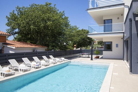 Patio, Day, Swimming pool, sunbed