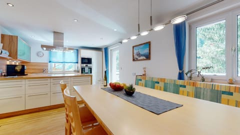 Seating area, kitchen