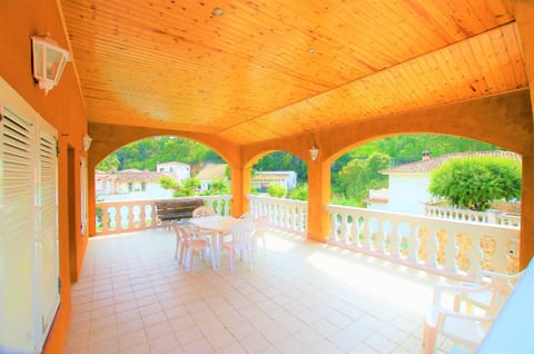 V&V LLORET - VILLA CANYELLES preciosa villa para 8PAX con piscina privada y barbacoa a solo 800m de playa Cala Canyelles Haus in Selva