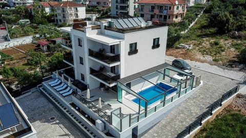 Villa 23 A heated pool Apartment in Okrug Gornji
