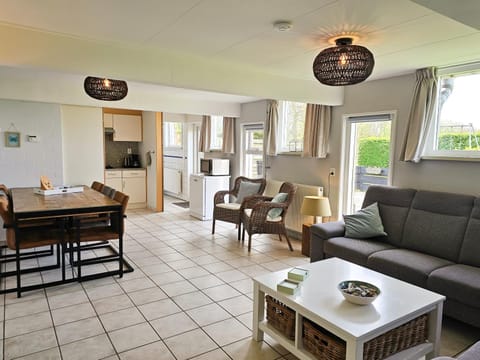 Kitchen or kitchenette, Seating area, Dining area