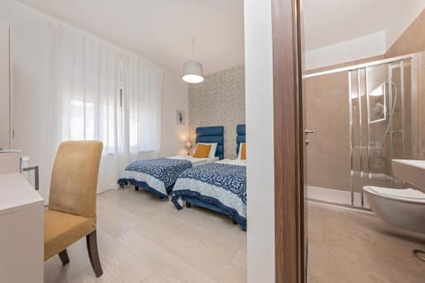 Bathroom, Photo of the whole room, Decorative detail, Bedroom