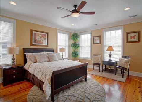Beautiful 3Bed Townhome in Historic Downtown Savannah Maison in Savannah