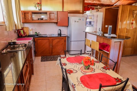 Kitchen or kitchenette, Dining area, minibar, pet friendly, stove