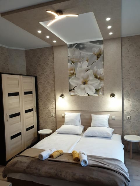 Bed, Decorative detail, Bedroom, towels, wardrobe