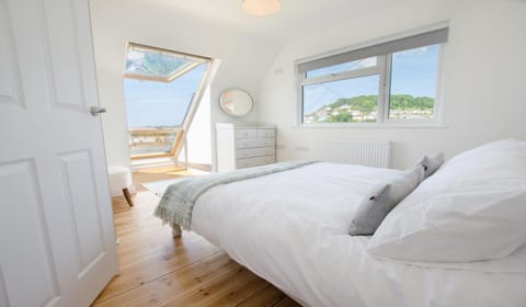Rooftops Braunton, Stylish Beach House - Fantastic Views - Hot Tub hire - Sleeps 8 Casa in Braunton