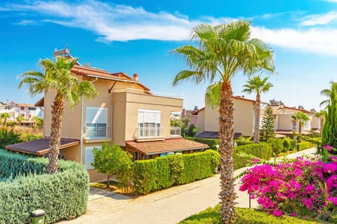 Property building, Spring, Day, Neighbourhood, Natural landscape, Garden, Garden view, Street view