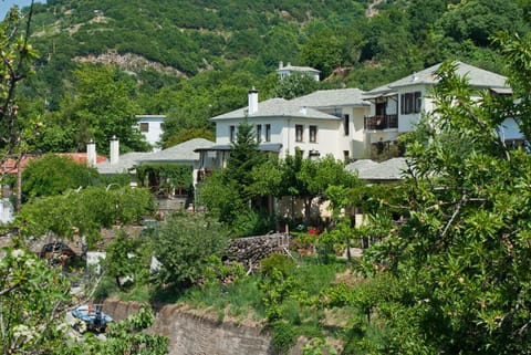 Property building, Day, Neighbourhood, Bird's eye view