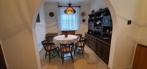 Kitchen or kitchenette, Dining area