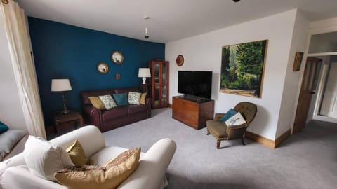 Communal lounge/ TV room, TV and multimedia, Living room, Seating area