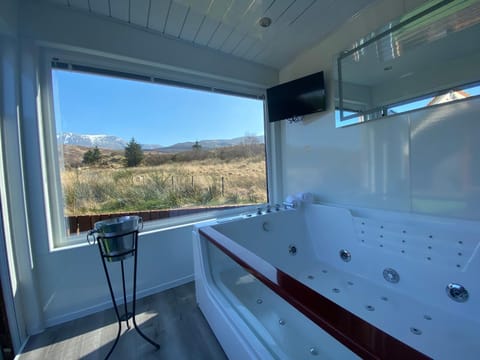 Highland Stays - Ben View Studio Pod & Jacuzzi Bath Condo in Fort William