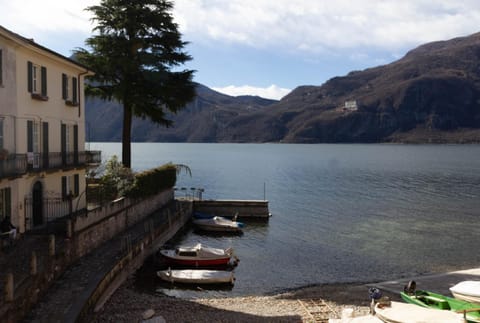 Balcony/Terrace, Lake view, Mountain view