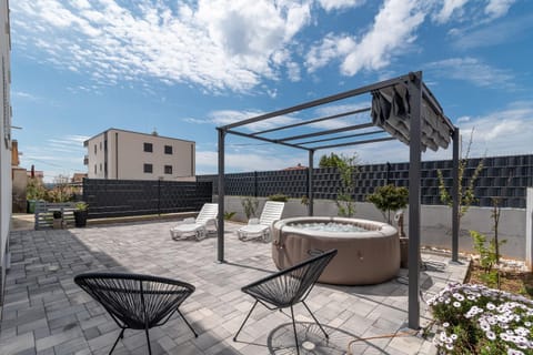 luxury apartment with garden jacuzzi Copropriété in Trogir
