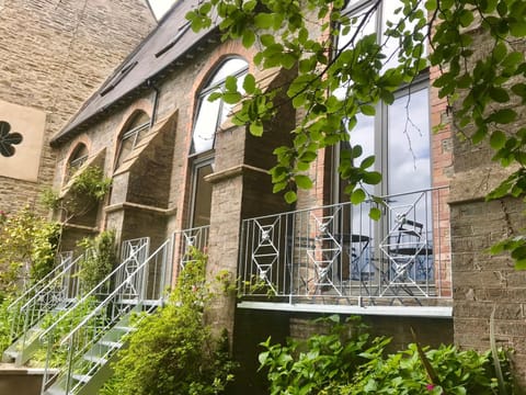 Peregrine hall House in England